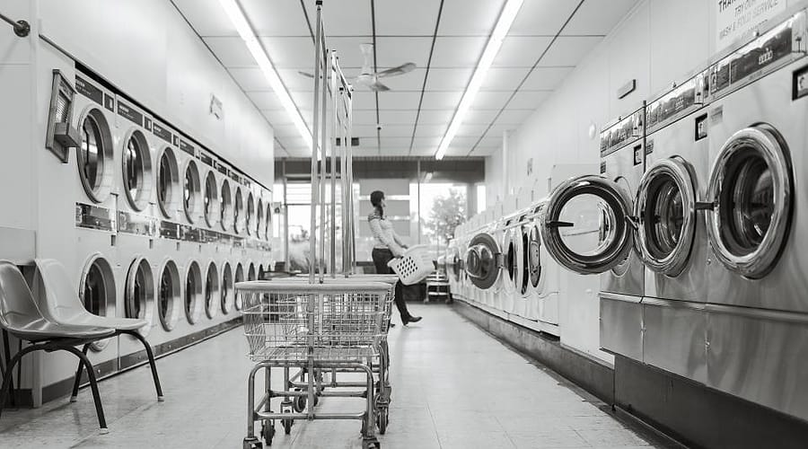 Ruang laundry dengan mesin cuci dan troli