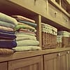 Handuk dan linen terlipat di rak