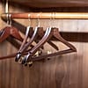Hanger kayu di rak pakaian