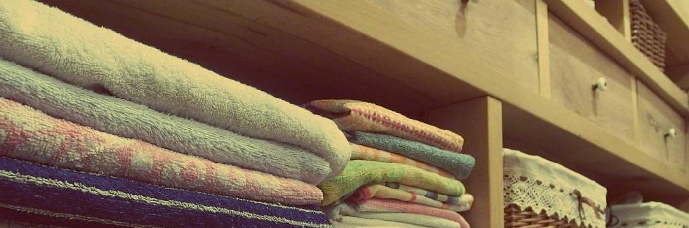 Handuk dan linen terlipat rapi di rak