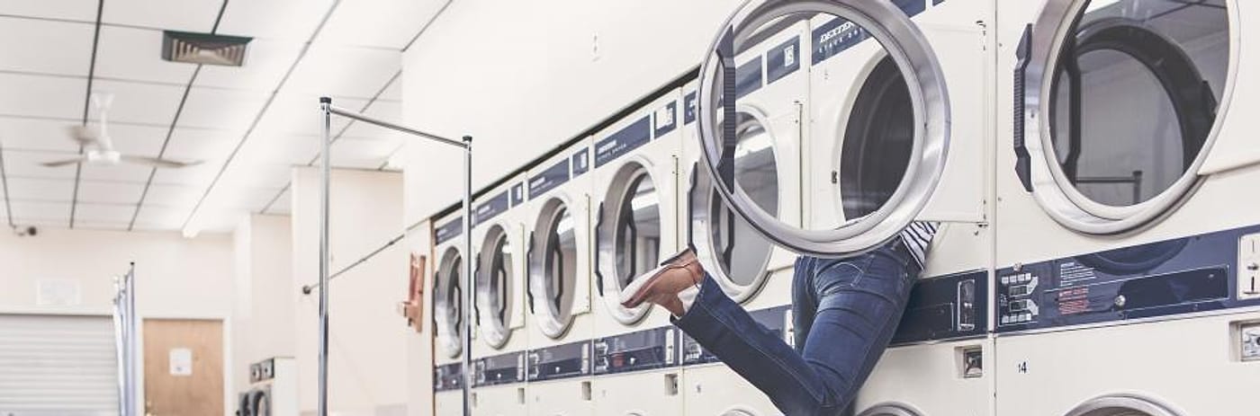 Ruang laundry dengan deretan mesin cuci