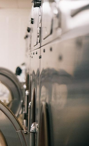 Deretan mesin cuci di ruang laundry