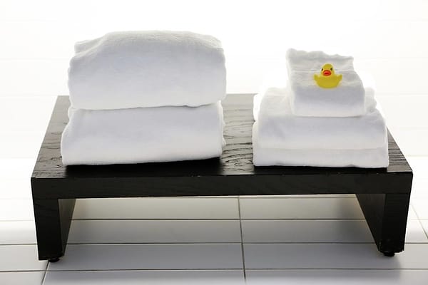 Handuk putih terlipat untuk hotel