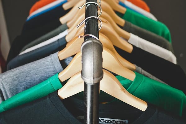 Kaos bersih tergantung di hanger