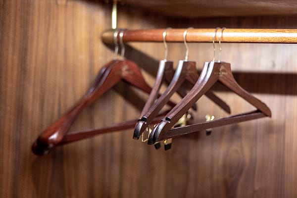 Hanger kayu di rak pakaian