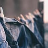 Jeans dijemur dengan penjepit