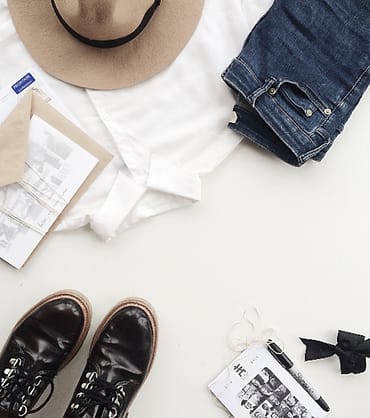 Kemeja putih, jeans, dan sepatu