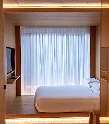 Kamar dengan sprei dan gorden bersih