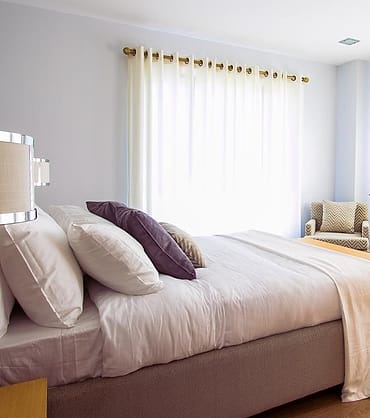 Kamar tidur dengan gorden putih