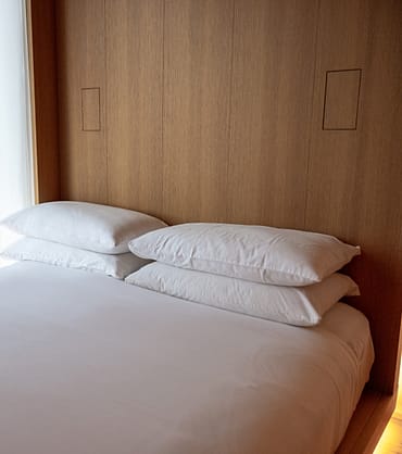 Sprei dan sarung bantal putih bersih