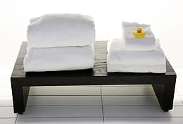 Handuk putih terlipat untuk hotel