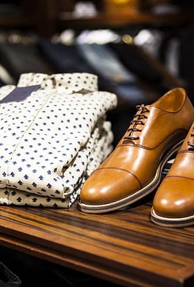 Kemeja terlipat di samping sepatu