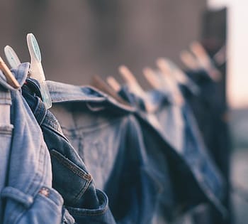 Celana jeans dijemur