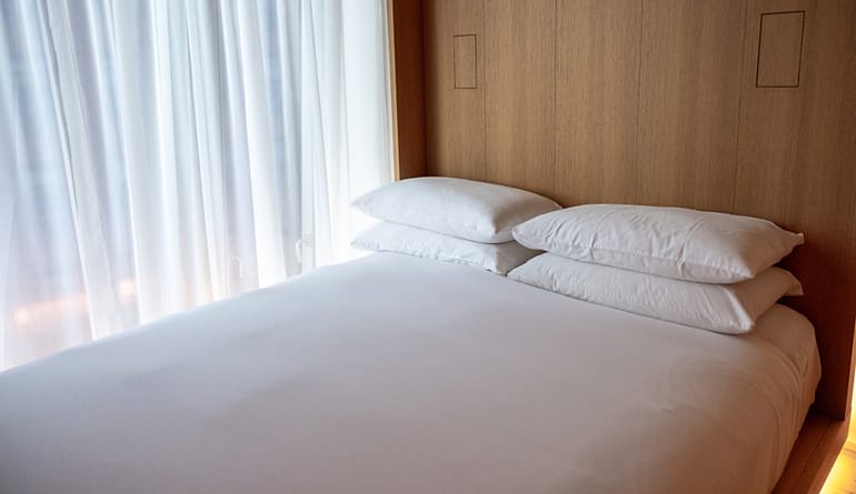 Sprei putih hotel yang bersih dan rapi