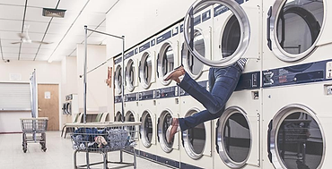 Mesin cuci di laundromat