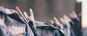 Jaket denim di jemuran
