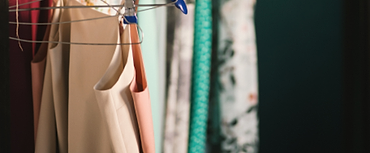 Pakaian tergantung di hanger