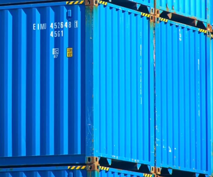 Tumpukan kontainer biru di pelabuhan