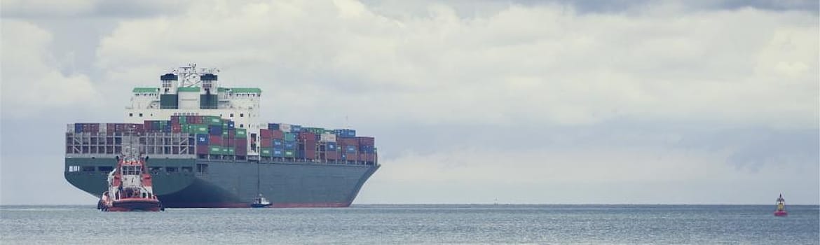 Kapal kontainer berlayar di laut lepas