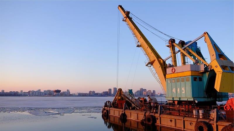 Crane bongkar muat kargo di pelabuhan
