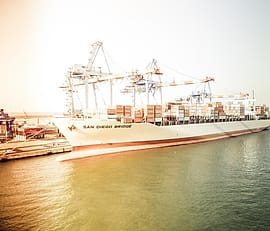 Kapal kargo bersandar di dermaga