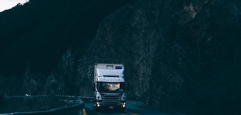 Truk boks melaju di jalan malam hari