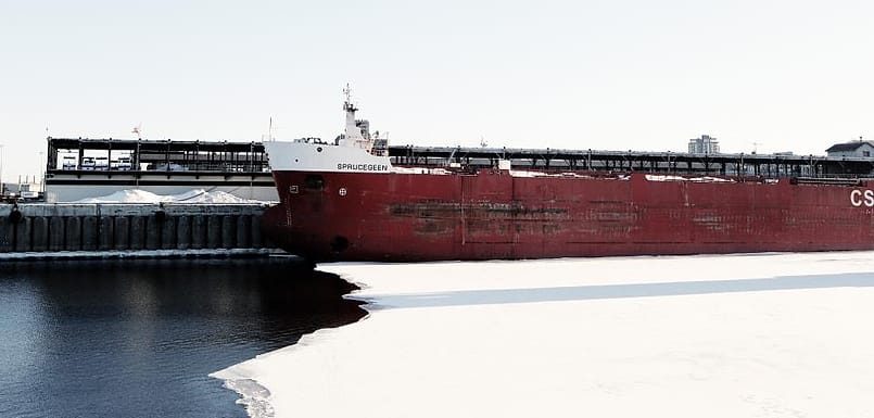 Kapal kargo merah bersandar di dermaga