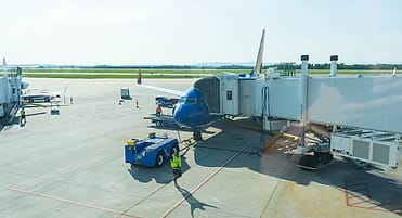Pesawat dimuat di apron bandara