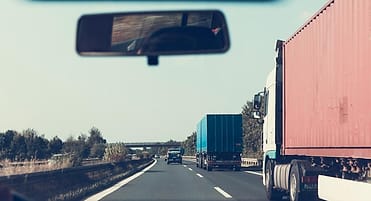 Truk kontainer melaju di jalan tol