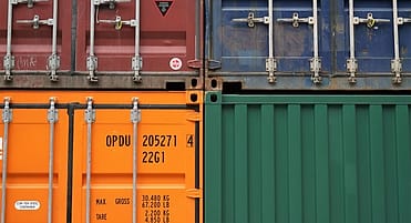 Deretan pintu kontainer di depo
