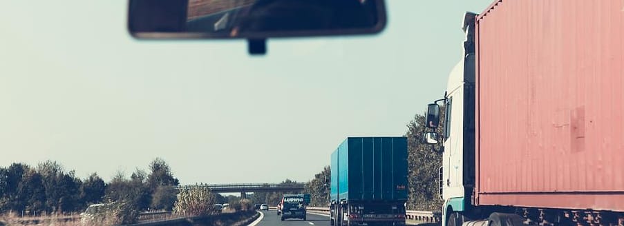 Truk kontainer di jalan tol dari balik kaca depan