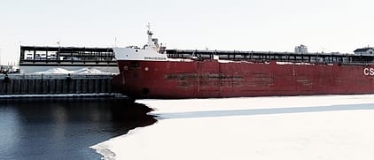 Kapal kargo merah bersandar di dermaga