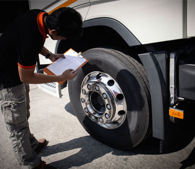 Mekanik memeriksa ban truk
