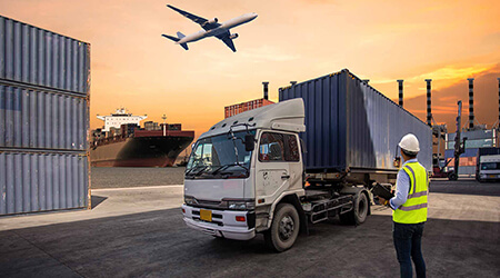 Truk kontainer di area pelabuhan