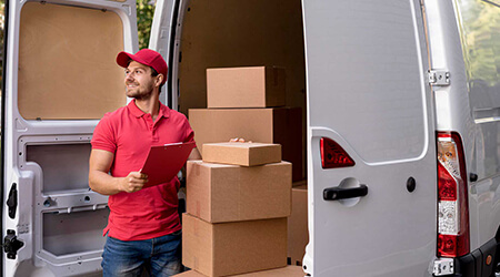 Petugas menyiapkan paket di mobil boks
