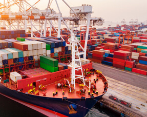 Kapal kontainer di dermaga