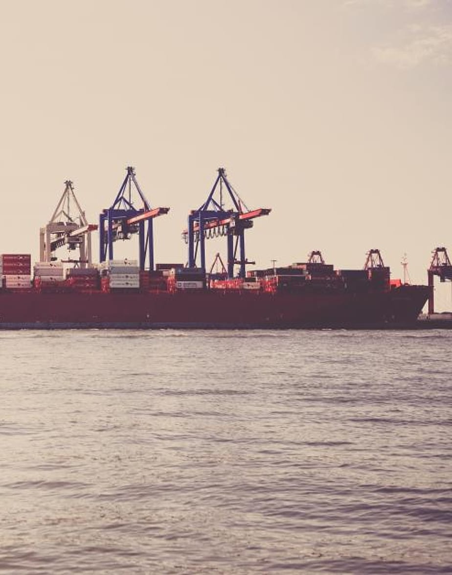 Kapal kontainer di pelabuhan