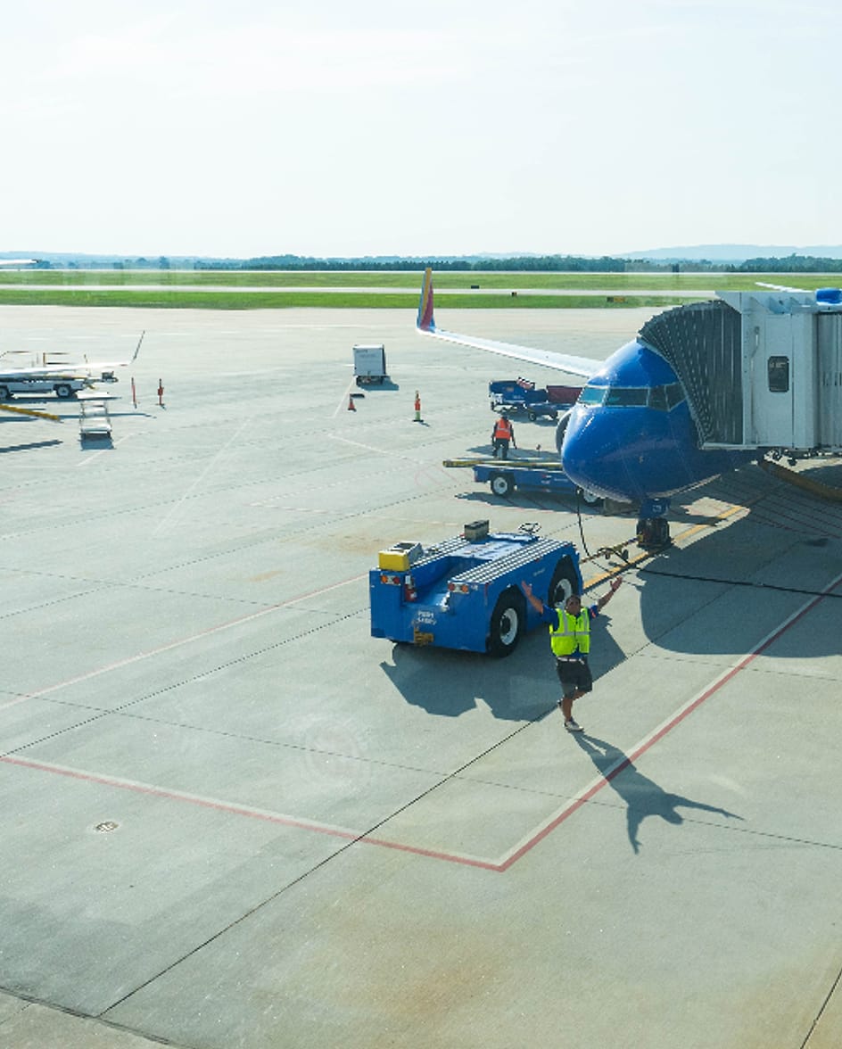 Pesawat kargo di apron bandara