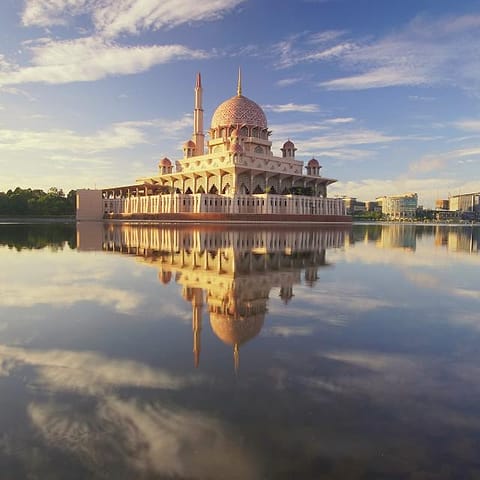 Masjid di tepi danau