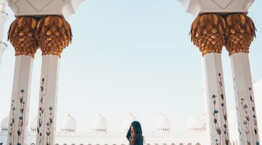 Jamaah di serambi masjid