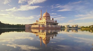 Masjid di tepi danau