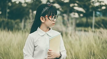 Santri membawa buku