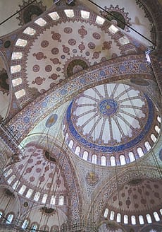 Kubah masjid berhias kaligrafi