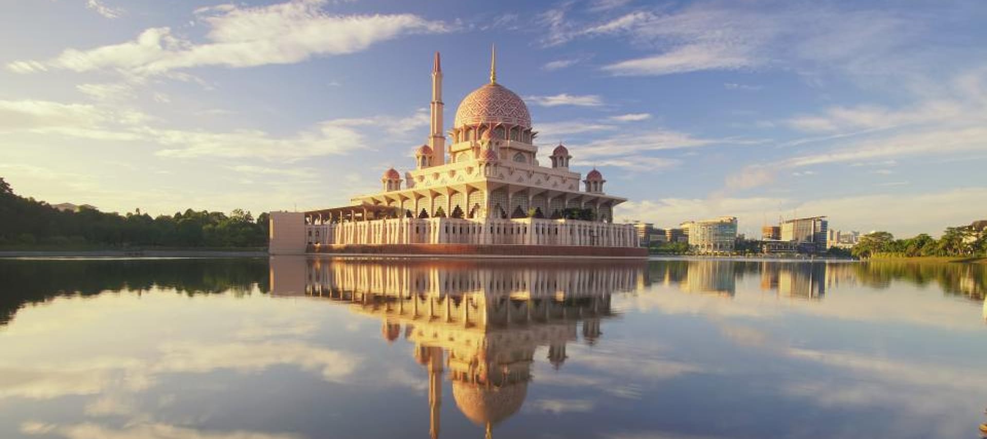 Masjid di tepi danau saat pagi