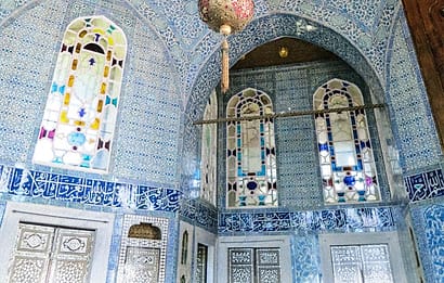 Interior masjid berhias keramik