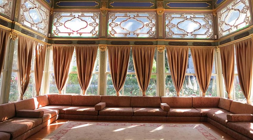 Ruang majelis dengan karpet