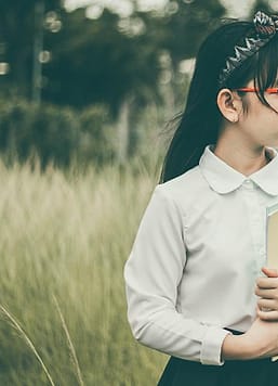 Santri TPQ membawa buku