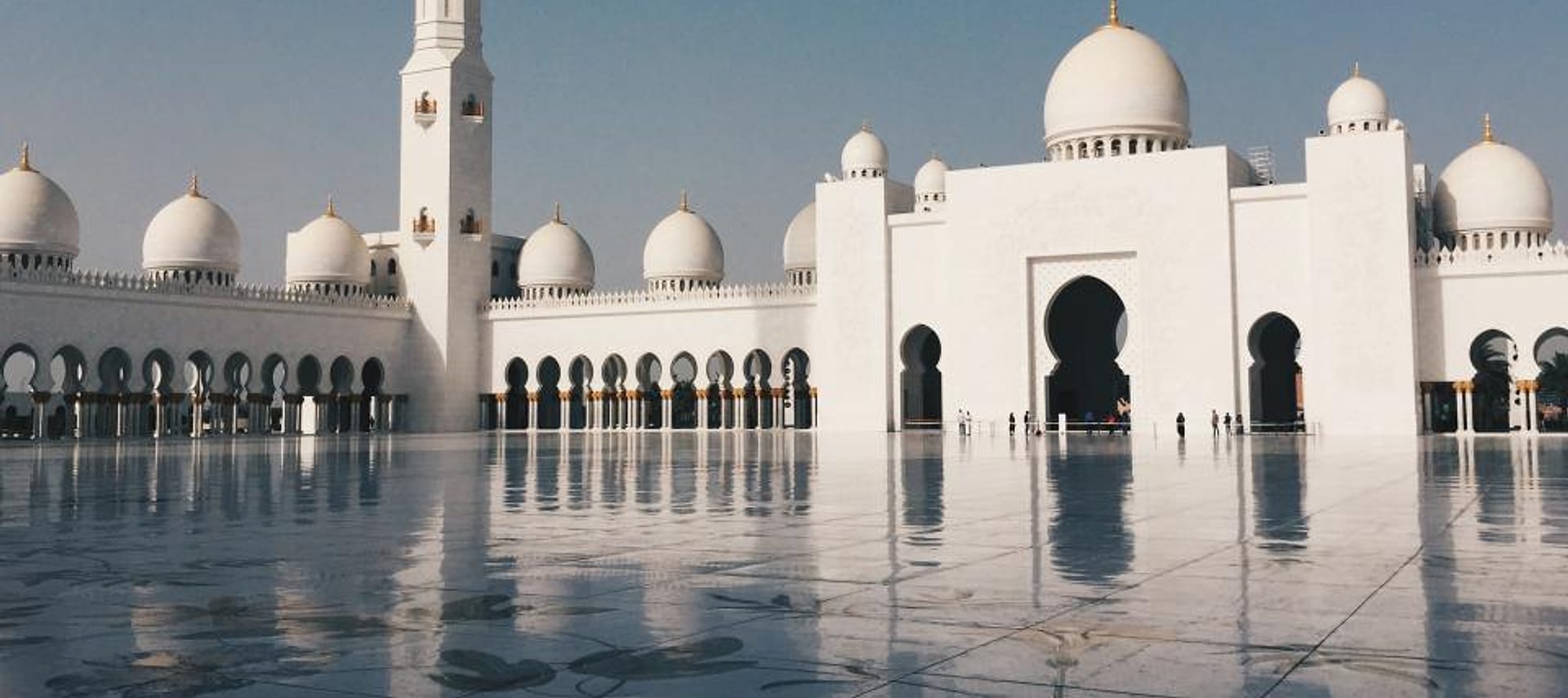 Halaman masjid dengan kubah putih