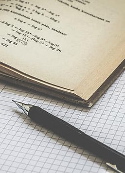 Kitab terbuka di meja