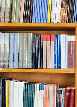 Rak buku perpustakaan masjid